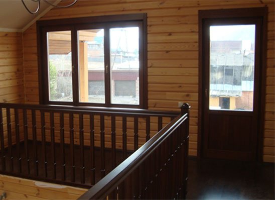 окно в деревянном доме