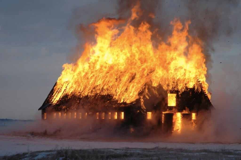 Возгорание деревянного дома