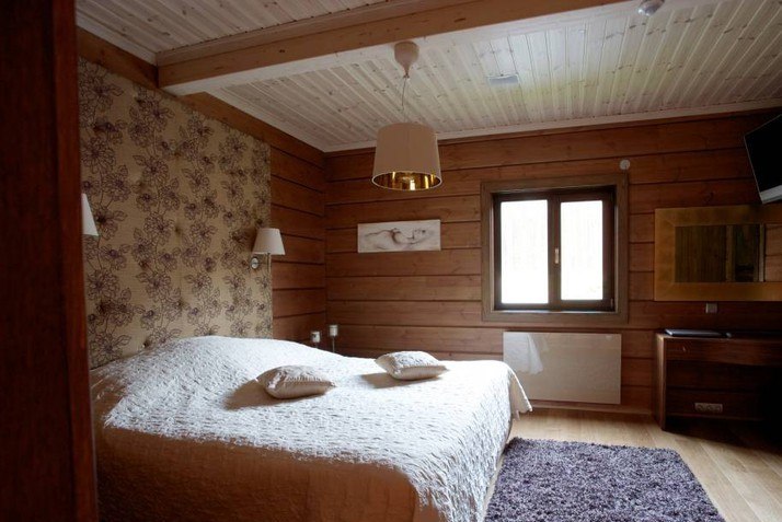 Спальная комната в доме из клееного бруса